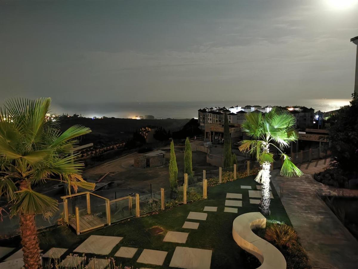 Seaside Serenity - Stylish Apartment With Spectacular Views Манилва Екстериор снимка