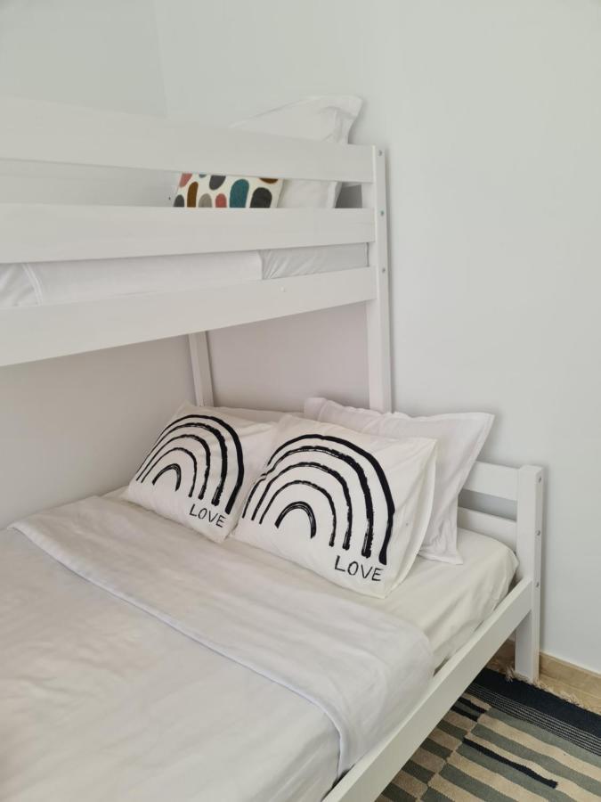Seaside Serenity - Stylish Apartment With Spectacular Views Манилва Екстериор снимка