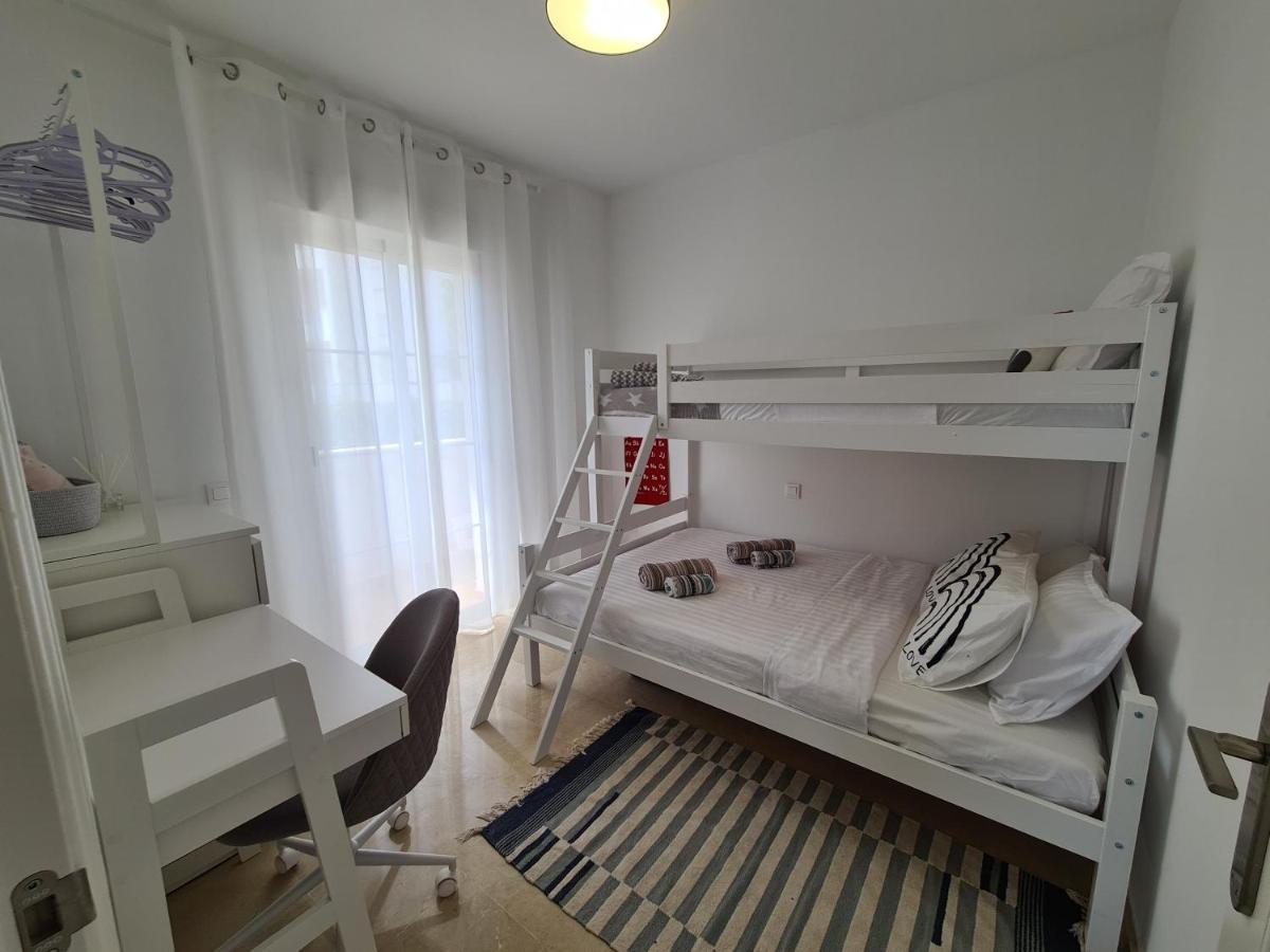 Seaside Serenity - Stylish Apartment With Spectacular Views Манилва Екстериор снимка