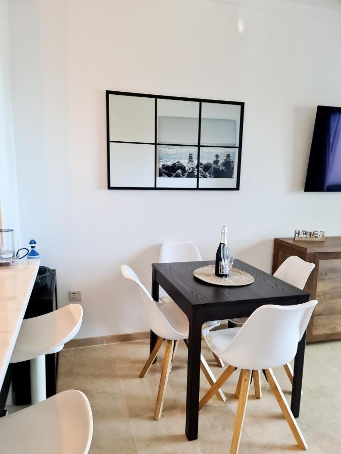 Seaside Serenity - Stylish Apartment With Spectacular Views Манилва Екстериор снимка