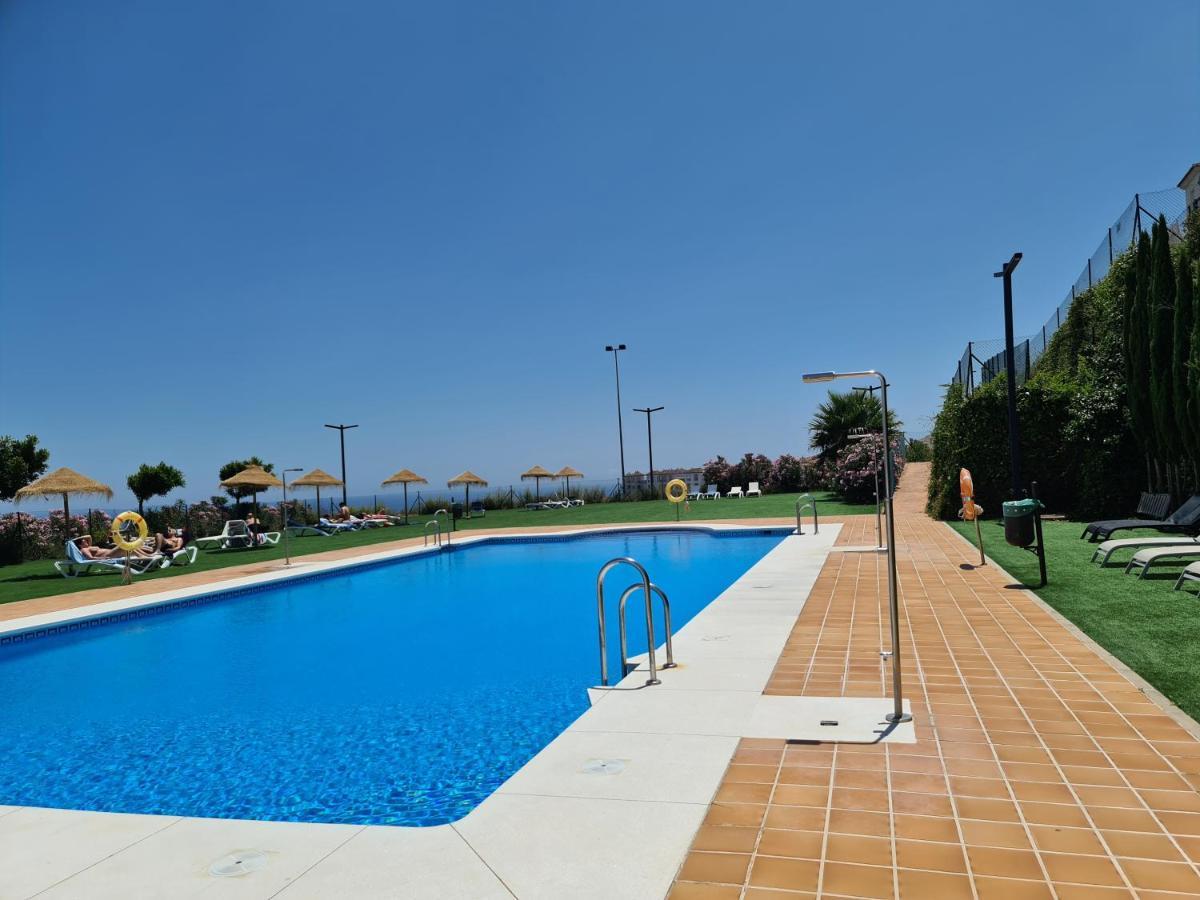 Seaside Serenity - Stylish Apartment With Spectacular Views Манилва Екстериор снимка