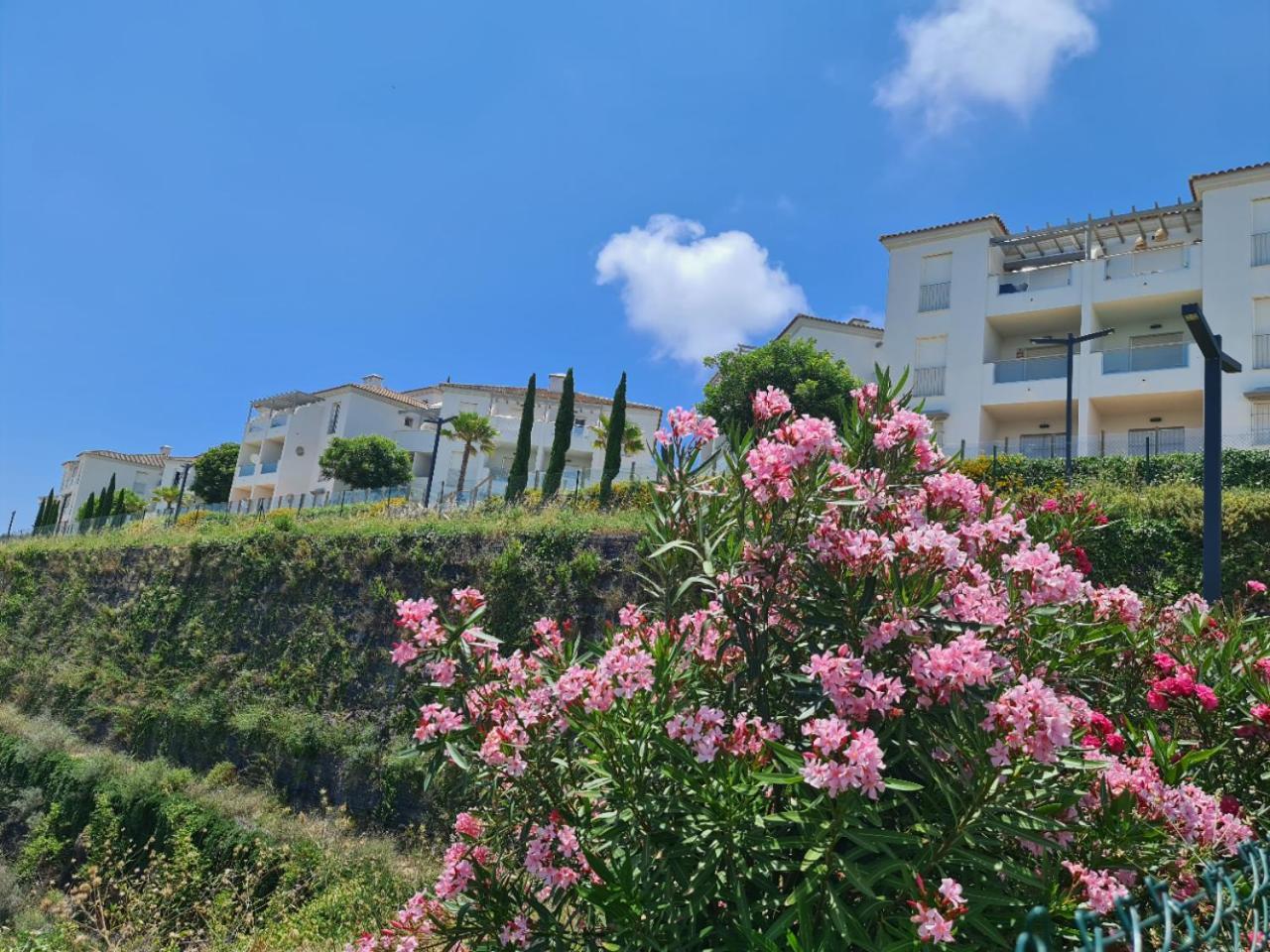Seaside Serenity - Stylish Apartment With Spectacular Views Манилва Екстериор снимка