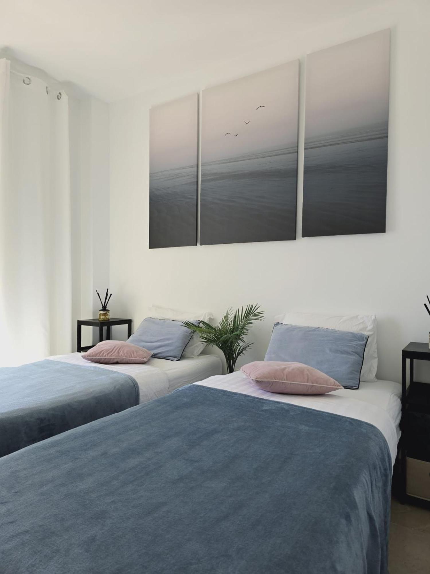Seaside Serenity - Stylish Apartment With Spectacular Views Манилва Екстериор снимка