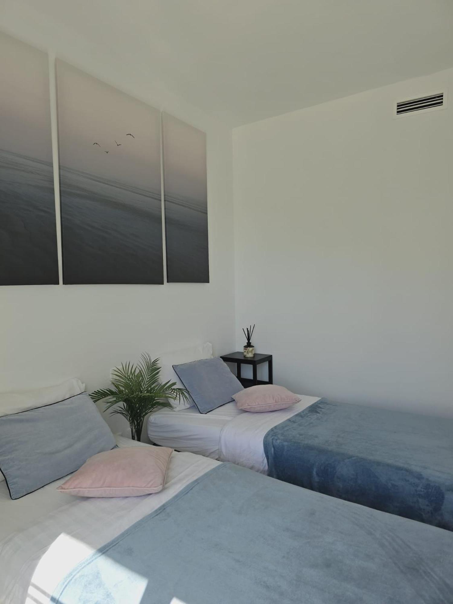 Seaside Serenity - Stylish Apartment With Spectacular Views Манилва Екстериор снимка
