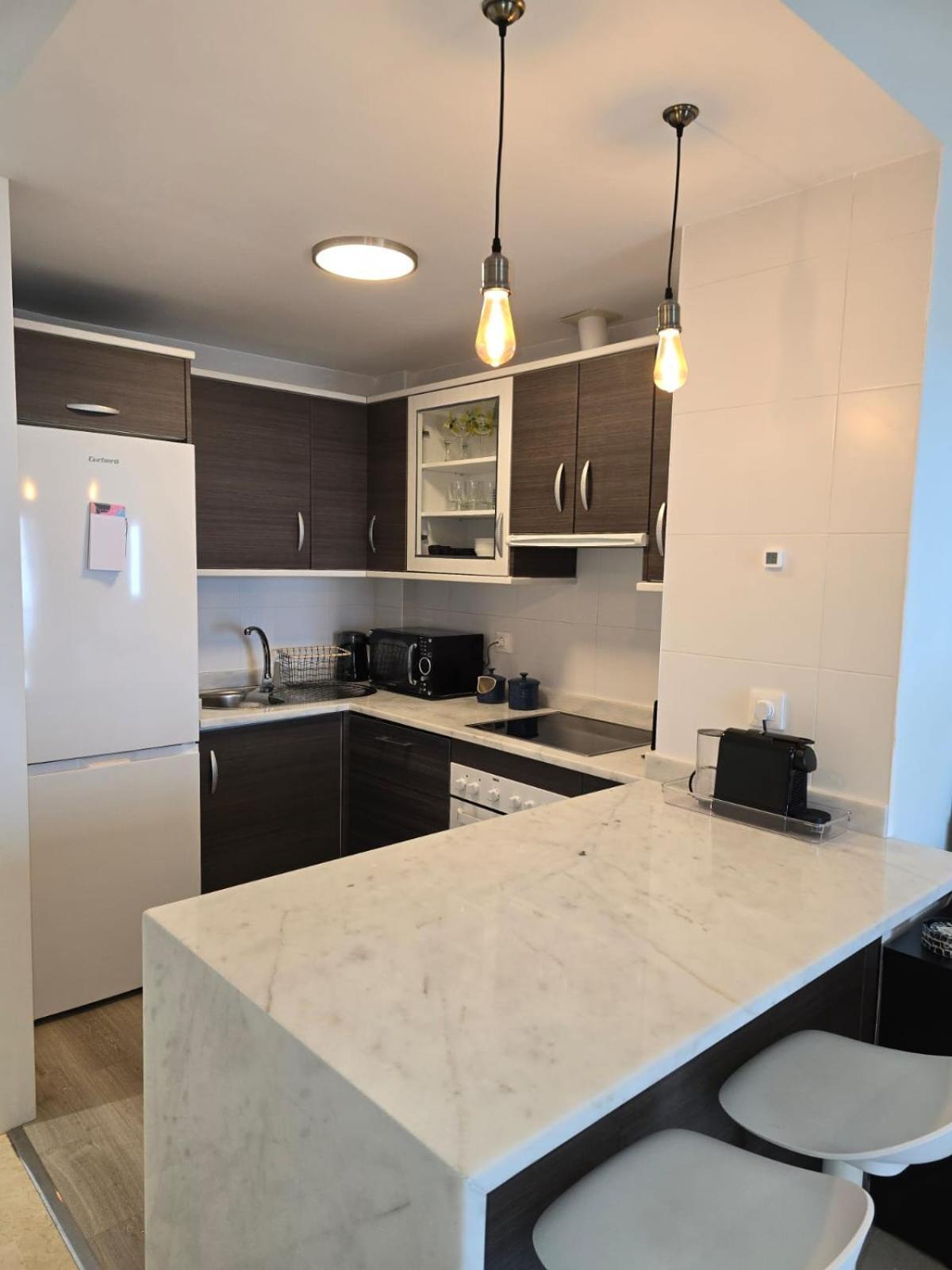 Seaside Serenity - Stylish Apartment With Spectacular Views Манилва Екстериор снимка